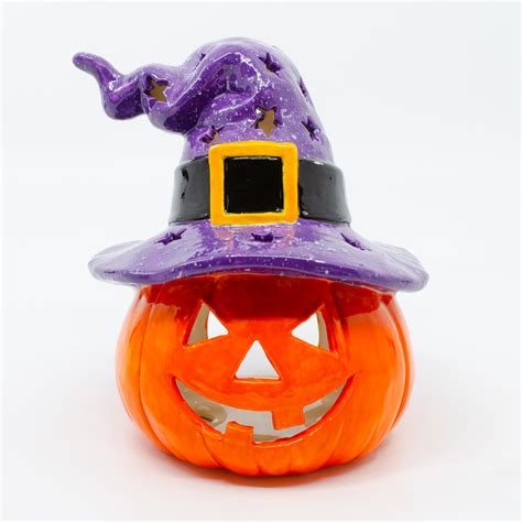 Jack o lantern wearing a witch hat